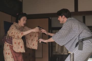 『ばけばけ』髙石あかり×トミー・バストウが“ビア”スキップ　“ばけばけ婚”柄本時生も登場