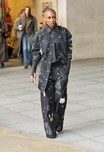 【映画『ウィキッド』】シンシア・エリヴォがロエベを纏う！英国アーティスト着想のデニムルックでプロモーションイベントに登場