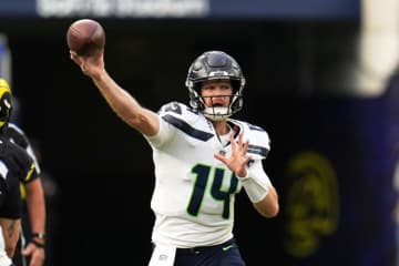 インターセプト4回のQBダーノルドを擁護するシーホークスLBアーネスト・ジョーンズ