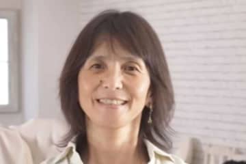 ナチュラルな雰囲気の55歳女性→華やかに大変身　驚きのビフォーアフターに反響　「こんなにかわいらしくて美しくなるとは…」「オーラが出てて素敵」