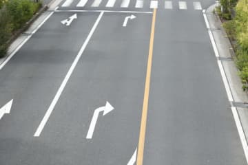 青信号の直後「スタートダッシュ右折」！ 警察に見つかると「反則金9000円」らしいけど、なぜ違反？“反則金・注意点”を確認