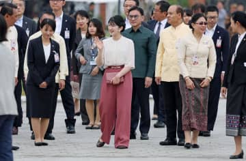 愛子さま、ラオス凱旋門を視察　フランスからの独立記念