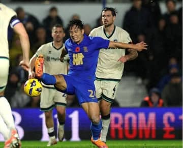 「命を吹き込んでくれた」右SBへの“コンバート”が大当たり！イングランドで輝く27歳日本人を指揮官が絶賛！「良い模範」「相手は止めるのに苦労している」