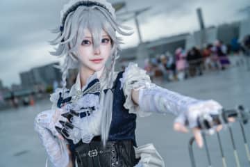 【コスプレ】スラリとした美脚にクラシカルなメイド衣装が映える！「十六夜咲夜」の美女レイヤーがゲームキャラのような美しさを披露【写真8枚】