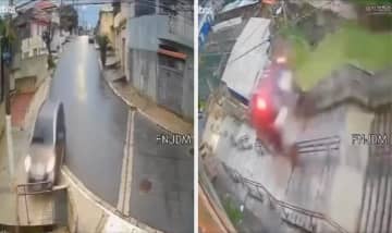 歩道につっこんだ車。その先は下り階段で…→大事故の映像が拡散、「奇跡の連続」で運転手は無事