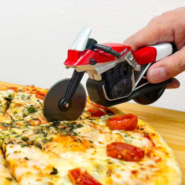 名車 GSX1100S KATANA を模したピザカッター「ピザカッターナ」新色レッドの予約販売が Amazon でスタート！