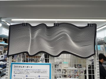 波のような曲線デザインが特徴的なデスクマット「Black Snail Deskmat」