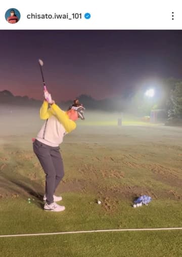 岩井千怜が夜も明けきらぬドライビングレンジで黙々と練習 「早朝か午後か、どちらのスタート時間がお好きですか？」