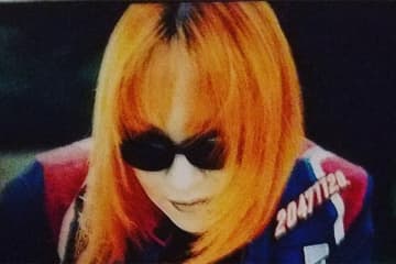 「度肝抜いた」90年代ブレイクの“ビジュアル系”ボーカル（53）“ピンクの蝶々ヘア”にネット驚嘆