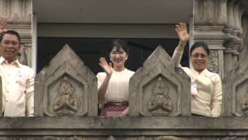 愛子さまラオスの「凱旋門」訪問し沿道の人に笑顔　内戦の歴史など聞き街を一望