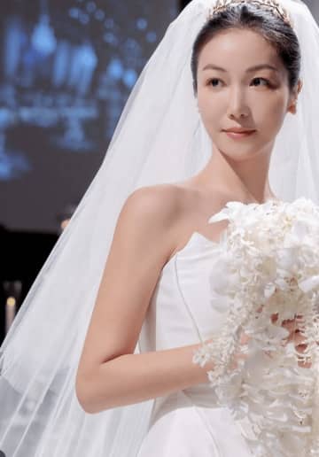 キム・オクビン、非公開で行われた結婚式の写真を公開…優雅なドレス姿が話題