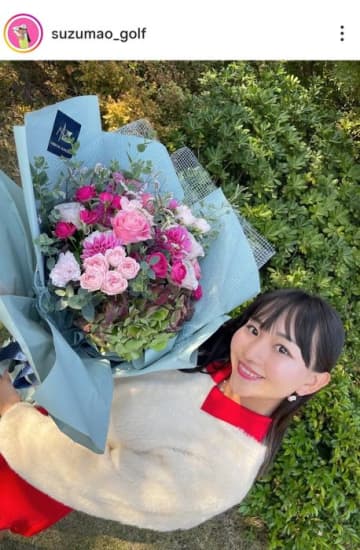 ドラコンプロタイトルマッチで優勝した鈴木真緒がお祝いの花束に大喜び 「お花って見てるだけで幸せになる」