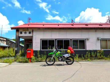北海道・根室本線の廃線跡へ　消えた鉄路と記憶を辿るバイク旅