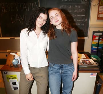 ロード、『ストレンジャー・シングス』のセイディ・シンクと「Green Light」をロンドン公演で披露