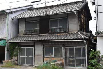 倒壊寸前の「古い実家」、相続した兄は「取り壊すと固定資産税が6倍になるから」と放置…「行政代執行」で“400万円以上”請求された例もあるようですが、大丈夫でしょうか？