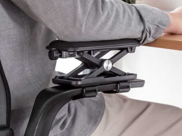 既存チェアに後付けできるアームレスト。高さ調整可能