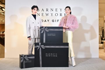 【バーニーズ ニューヨーク銀座本店】でアン ミカさんがGENIC増子敦貴さんにギフト選びの極意を伝授