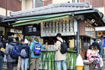 京都の食べ歩き店が所得隠し　1億円、訪日客に人気