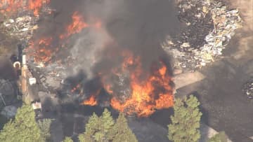 「ウレタンが燃えた」金属回収業者で廃材など焼く火事、焼却炉の火が周辺に燃え移ったか　福岡・岡垣町