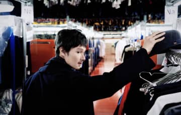 SEVENTEEN・ジュンが白髪の老人姿に　華麗な変装で警察を翻弄　「シャドウズ・エッジ」本編映像