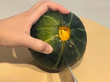 カボチャに切り込みを入れると…　包丁いらずの展開に「感動した」「怖くない」