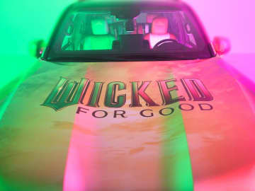 レクサスが映画『ウィキッド：フォー グッド』をインスパイアしたカスタムモデル「カラオケ LX」を発表