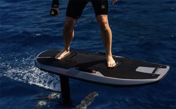 気分は海鳥？ 水上を浮かぶように走行する電動サーフボード「Awake VINGA Adventure」