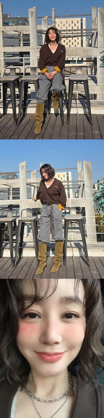 58歳女優キム・ソンリョンの若々しい近況…極上の美肌に“うっとり”【PHOTO】