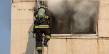 「消防士を蹴落とした女性」動画が物議　“火事でパニック”でも「罪」に問われる可能性がある？【弁護士解説】