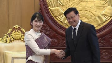 愛子さま国際親善デビュー！民族衣装姿でラオス・トンルン国家主席と握手し両陛下のメッセージ伝達「凱旋門」視察の洋装からお召し替え