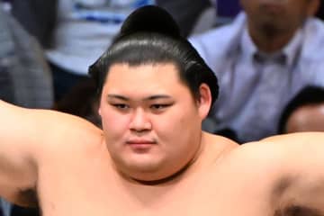 【九州場所】大の里が悪癖露呈で義ノ富士に金星配給　高田川審判長「一番悪いところが出た」