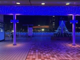 【横浜の冬の風物詩】全長1.5kmがブルーに輝く！横浜駅東口「はまテラス」イルミネーション開催中！2026年2月28日まで
