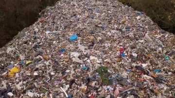 豊かな自然が一面ゴミに…数百トンの廃棄物が緑を埋め尽くした“山”「甚大な環境災害」組織犯罪グループが不法投棄か　イギリス