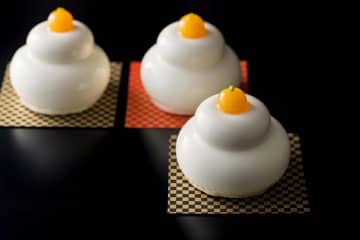 ザ・キャピトルホテル 東急”まるで鏡餅”ケーキ、金柑をちょこんと乗せた白い丸餅風