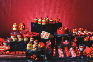 コンラッド大阪”赤”テーマのストロベリースイーツビュッフェ、”パリパリ”食感のティラミスも