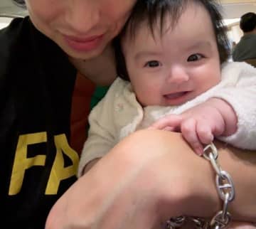 アレク、「みんなメロメロ」な次女の笑顔を公開