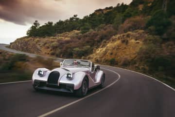 デジタルの対極に立つ、英国の魂 モーガンとケータハムが名古屋で問う「運転の真理」