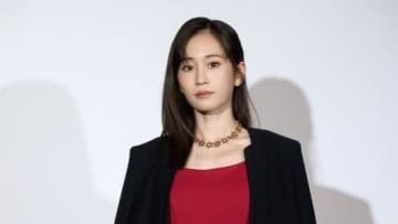 「5枚目の写真が可愛い」前田敦子 鮮やかな赤ワンピース姿を披露！赤と黒のコーデに「抜群に美しい」とファンから絶賛の声