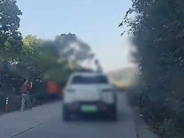 屋根に子どもを乗せて走る車が目撃される＝ネット「処分が軽すぎる」―中国