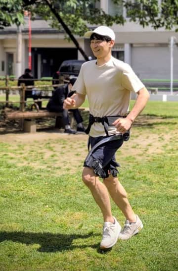 『攻殻』着想の外骨格パワードスーツHypershell Xレビュー　「電動アシスト自分の脚」は運動不足を救うか