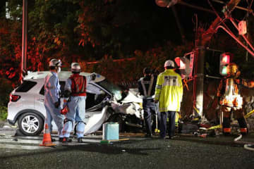 【動画あり】横浜　乗用車が信号機に衝突、運転の女性が死亡　国道1号の交差点