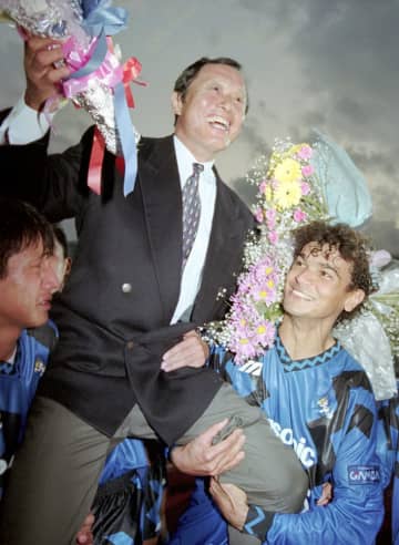 ＜あのころ＞声援に応える釜本監督　31年前の11月19日