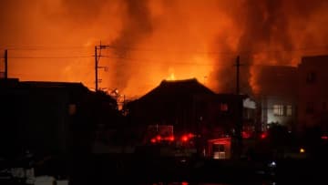 大分市で住宅など20棟以上が燃える大規模火災　70代の男性1人と連絡取れず