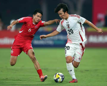 「めっちゃ殴ってたぞ」「グーパンだろ」北朝鮮の“強すぎる”グータッチにファン心配。日本は１点リードで後半へ【U-17W杯】