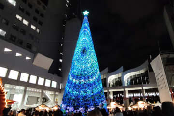 梅田に国内最大の「LEDマッピングツリー」出現、今年はセカオワ演出も
