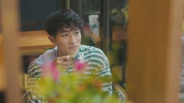 Snow Man・岩本照が秩父旅でモグモグ顔や無防備な寝顔を披露！自身のメンバーカラー・黄色だらけの車内に「テンション上がる！」