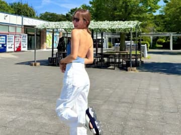 金田久美子、背中が開いた“ノースリーブ姿”を披露！コメント殺到