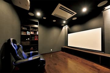 6畳を巧みに活かして4K／90型＆5.1chをビルトイン。映画もゲームも大迫力で堪能できる