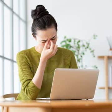 光がまぶしくて不快…「光過敏脳」は高濃度遮光サングラスで改善