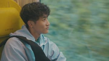 Snow Man・岩本照、特急ラビューに初乗車　メンバーカラーの黄色い車内に「テンション上がりますね」